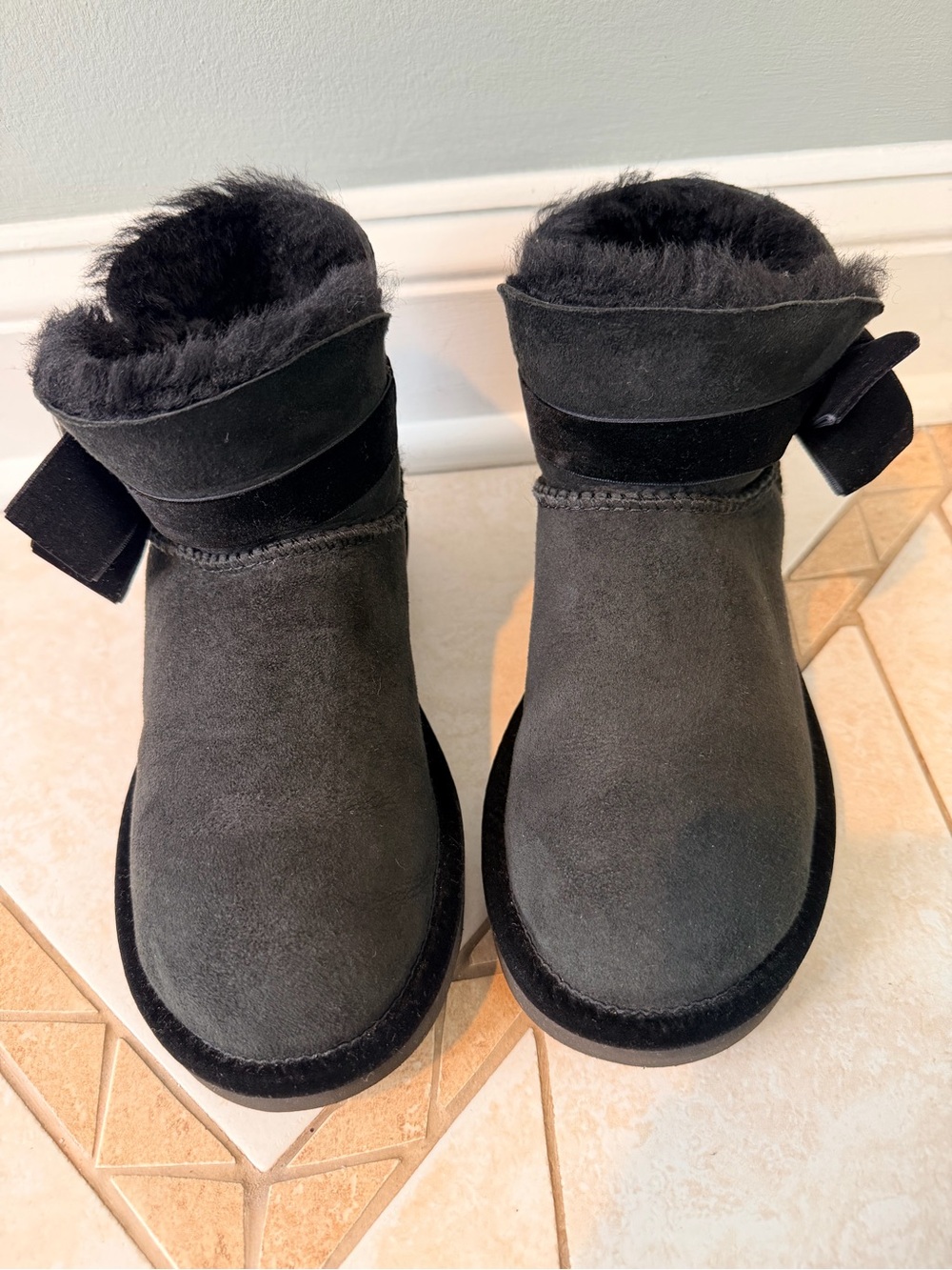 UGG Black Suede Mini Boots Rhinestone Bow Fur Lined Women's Size 5